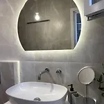 Minimal Cream Pool-front In Apartamento Páros