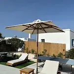 Minimal Cream Pool-front In * Páros