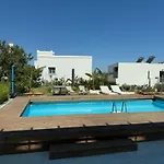Minimal Cream Pool-front In Apartamento Páros