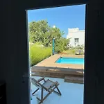 Minimal Cream Pool-front In Apartamento *
