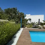 Minimal Cream Pool-front In Apartamento Páros