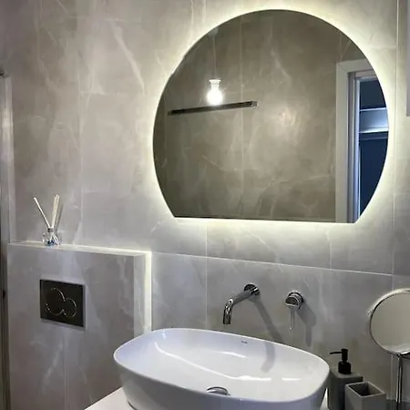 Апартаменты Minimal Cream Pool-front In