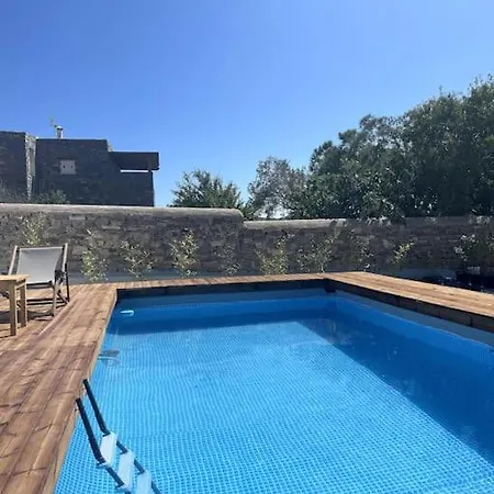 Minimal Cream Pool-front In Парос