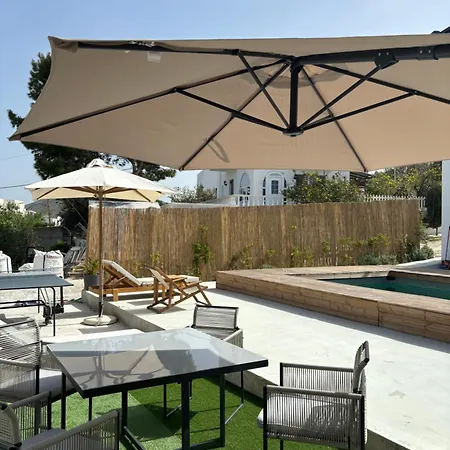 Апартаменты Minimal Cream Pool-front In