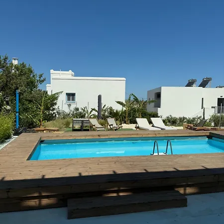 Minimal Cream Pool-front In Апартаменты Парос