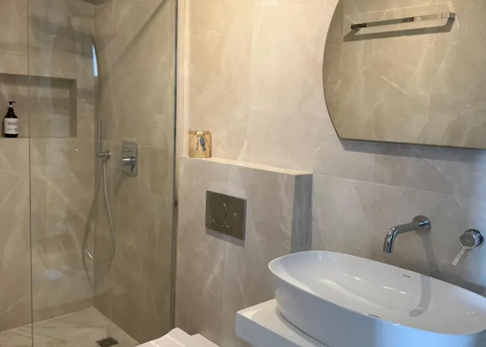 Minimal Cream Pool-front In