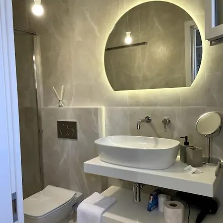 Minimal Cream Pool-front In アパート