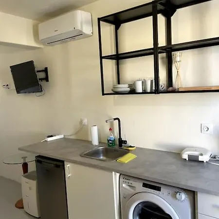 Apartment Minimal Cream Pool-front In *