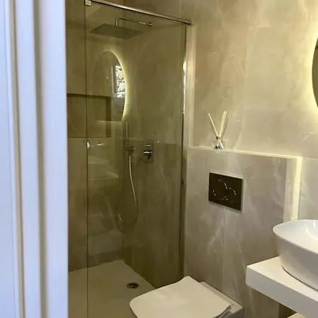 Apartment Minimal Cream Pool-front In *