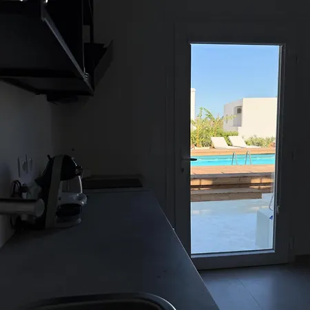 Minimal Cream Pool-front In アパート