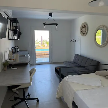 Apartment Minimal Cream Pool-front In
