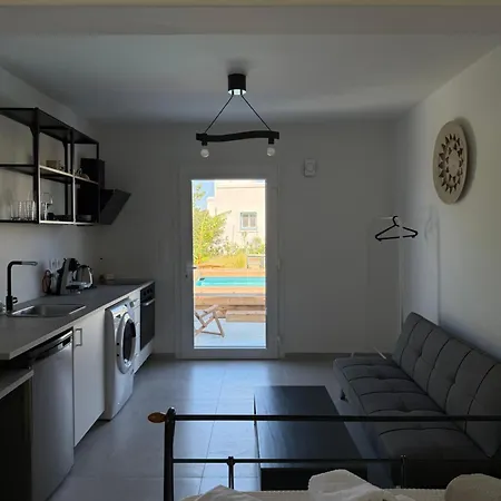 Apartment Minimal Cream Pool-front In Parikia (Paros)