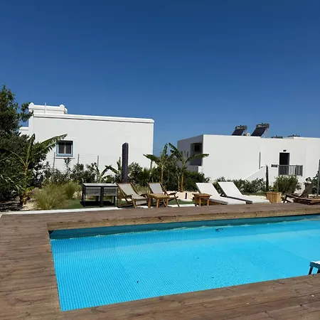 Minimal Cream Pool-front In アパート