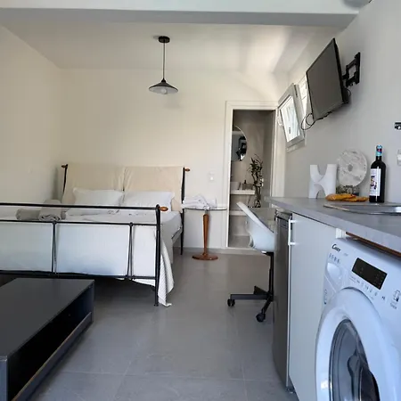 Apartment Minimal Cream Pool-front In *