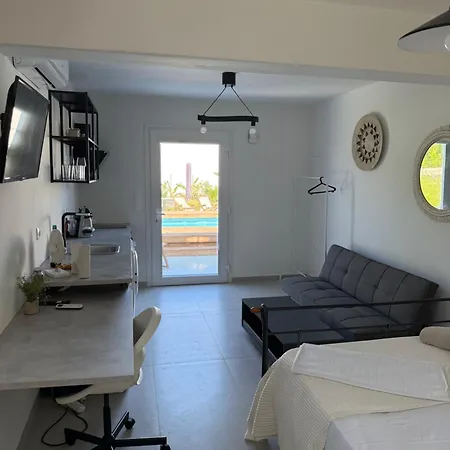 Apartment Minimal Cream Pool-front In *