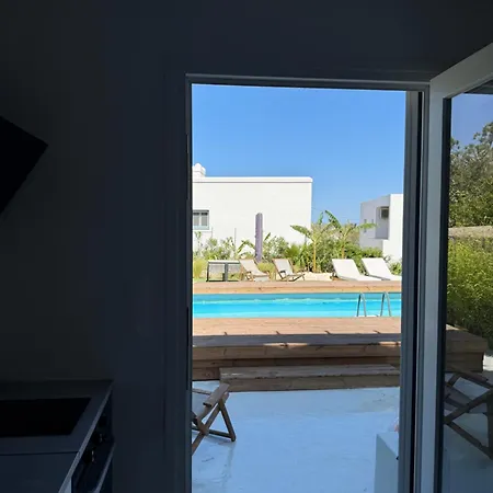 Minimal Cream Pool-front In * パロス島