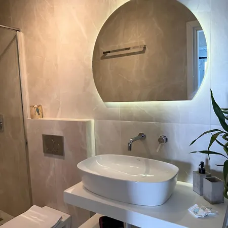 Minimal Cream Pool-front In アパート *