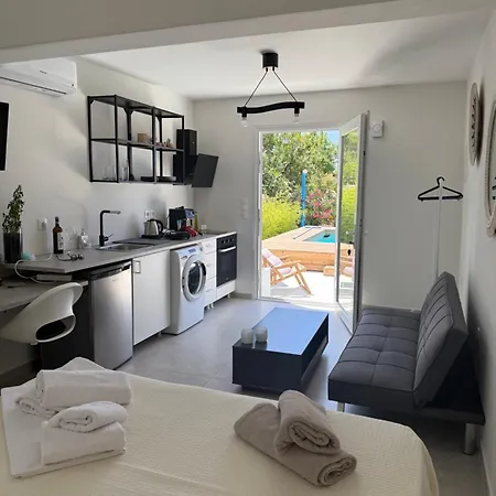 Minimal Cream Pool-front In パロス島