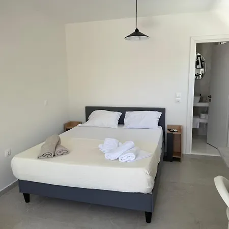 Minimal Cream Pool-front In パロス島