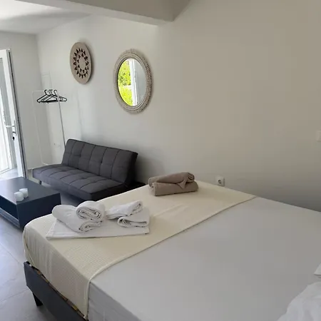 Minimal Cream Pool-front In * パロス島