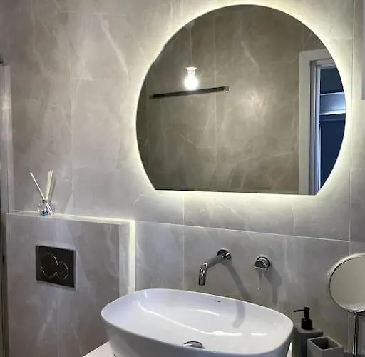 Appartement Minimal Cream Pool-front In