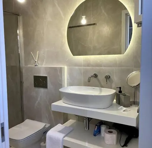 Minimal Cream Pool-front In Appartement