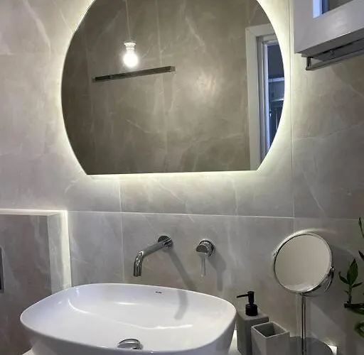 Minimal Cream Pool-front In Appartement Páros