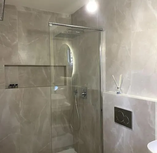 Minimal Cream Pool-front In * Páros