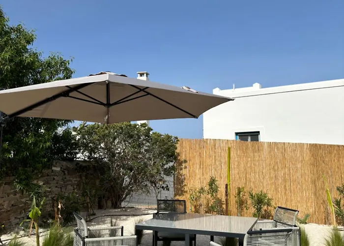 Minimal Cream Pool-front In * Páros