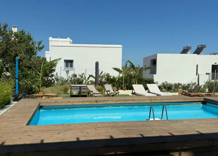 Minimal Cream Pool-front In Appartement Páros