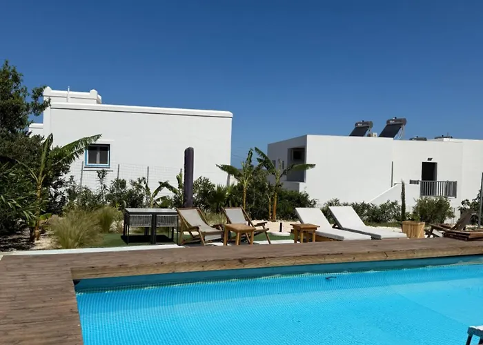 Minimal Cream Pool-front In Appartement