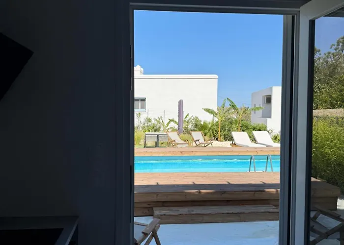 Minimal Cream Pool-front In * Páros