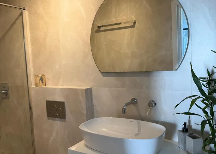 Appartement Minimal Cream Pool-front In