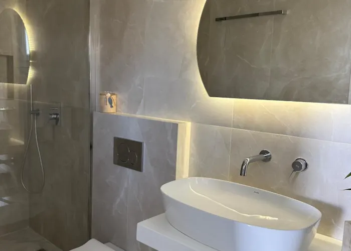 Appartement Minimal Cream Pool-front In *