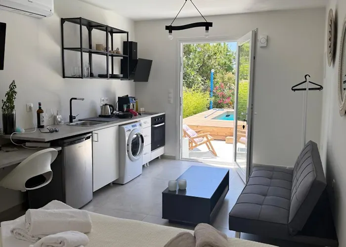 Minimal Cream Pool-front In Páros