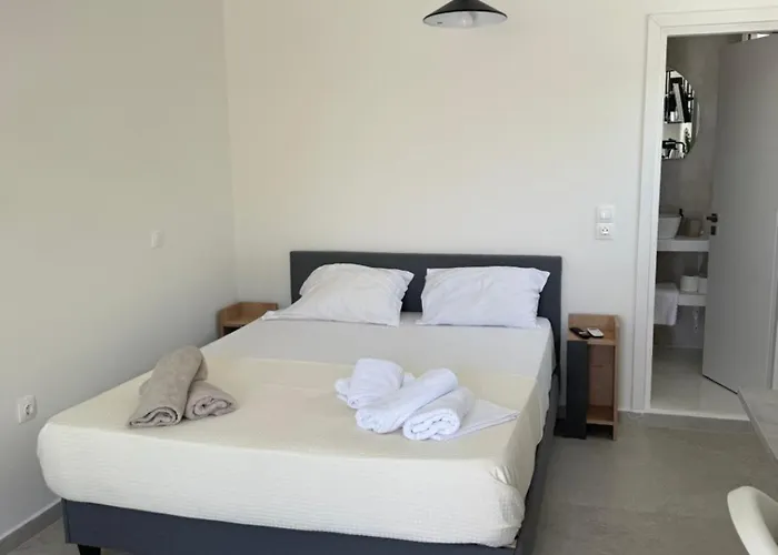 Minimal Cream Pool-front In Páros