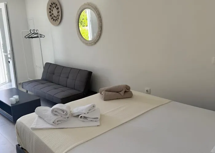 Minimal Cream Pool-front In * Páros